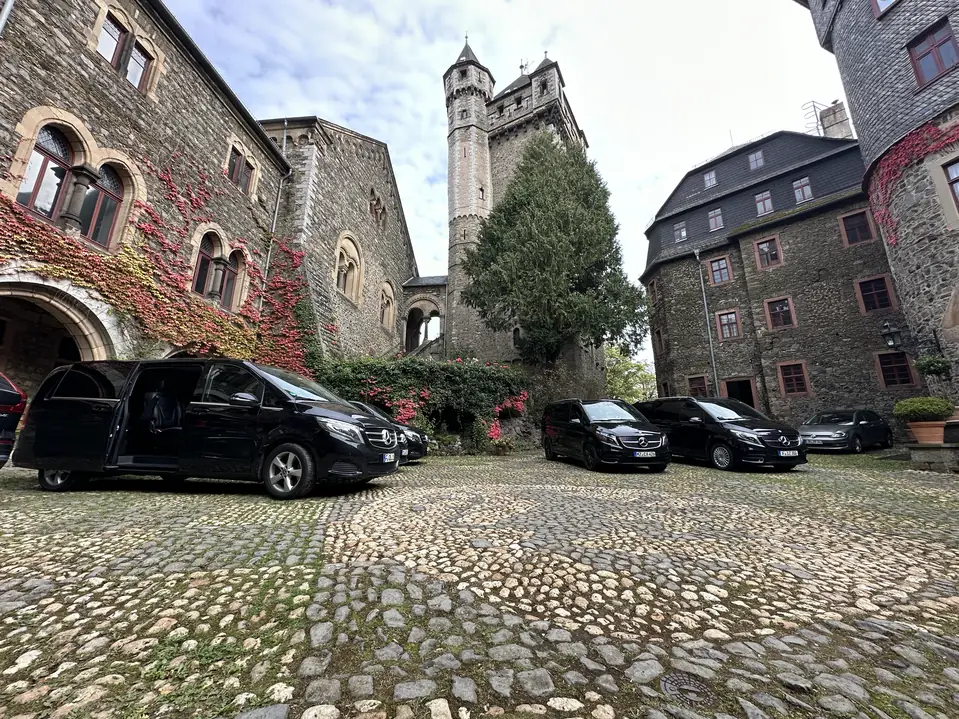 Event Shuttle Frankfurt: Mercedes V-Klasse und S-Klasse Flotte im Innenhof eines Schlosses