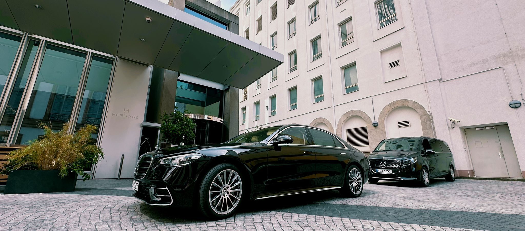 Mercedes Limousine im Sonnenuntergang ästhetisch